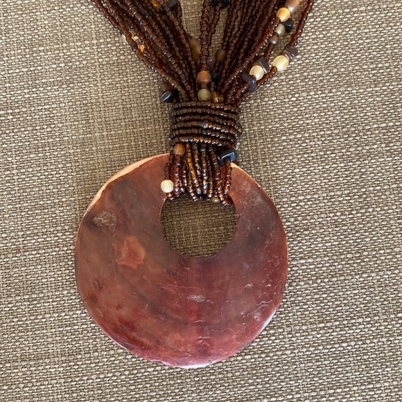 Large shell pendant beaded necklace. - Picture 4 of 9